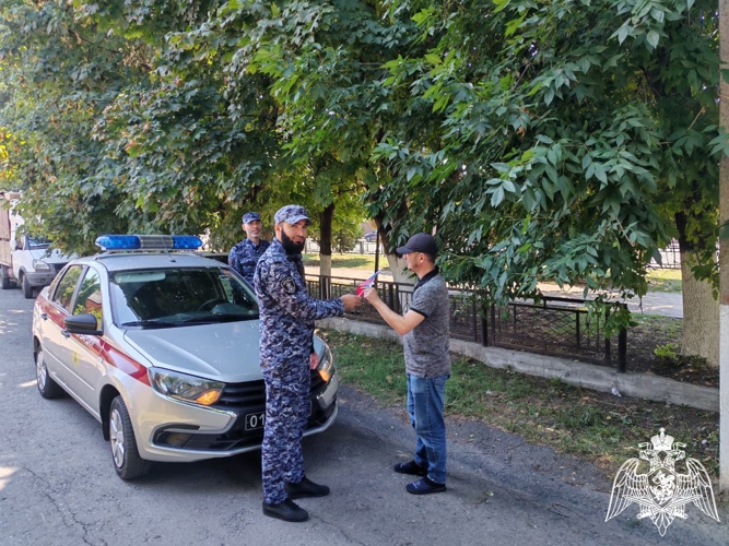 Росгвардейцы Ингушетии поддержали акцию, посвященную Дню Государственного флага Российской Федерации